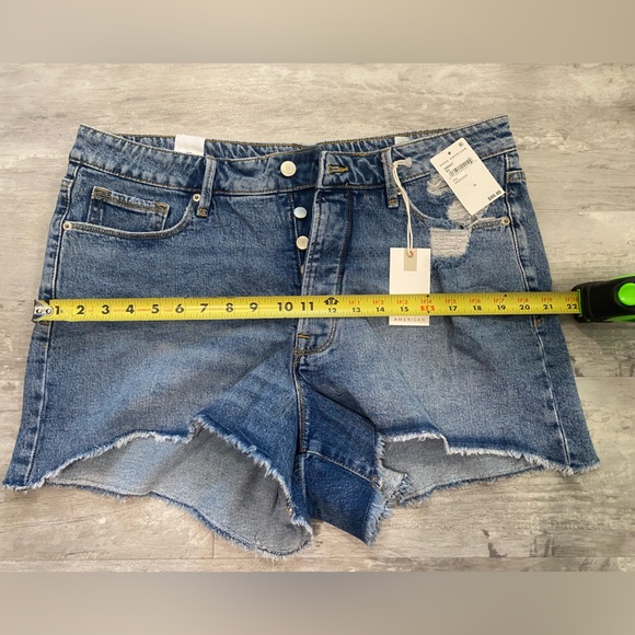 Two Pairs of Good American Denim Shorts NWT - Picture 3 of 12